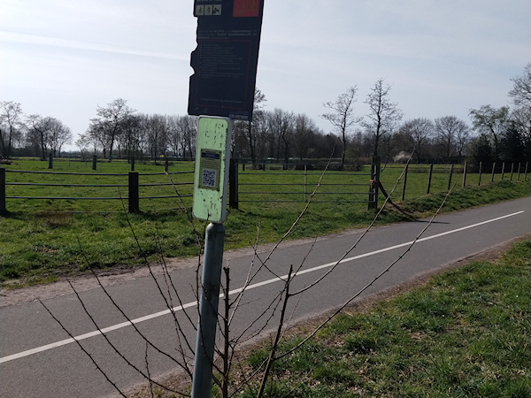 QR-bord noordzijde fietspad A27